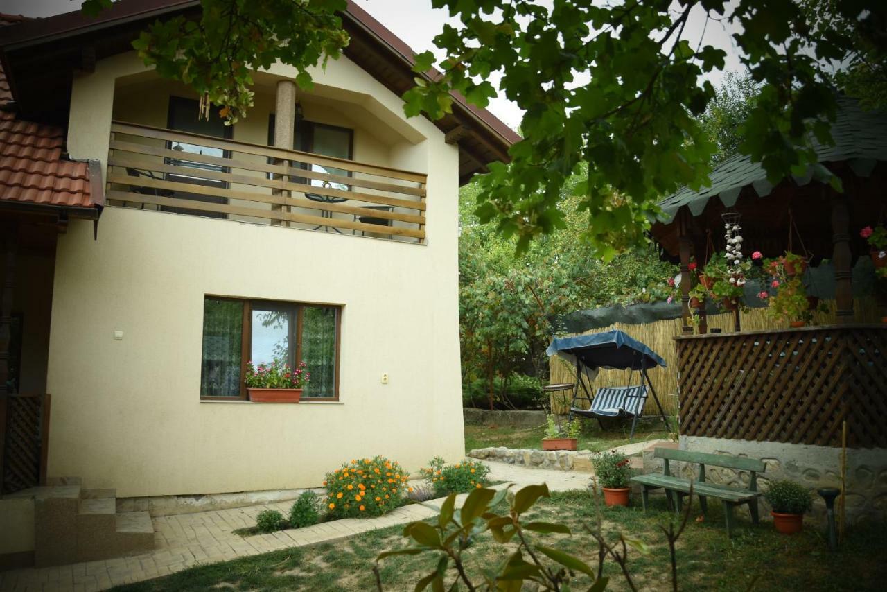 Casa Smeilor โฮเรซู ภายนอก รูปภาพ
